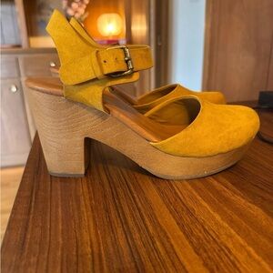 Universal Thread heeled clog pumps